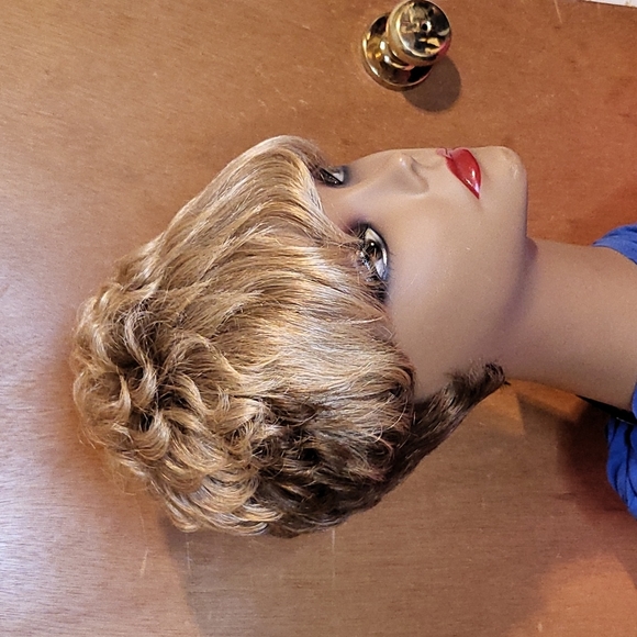 Short Wig With Curls - Picture 4 of 6